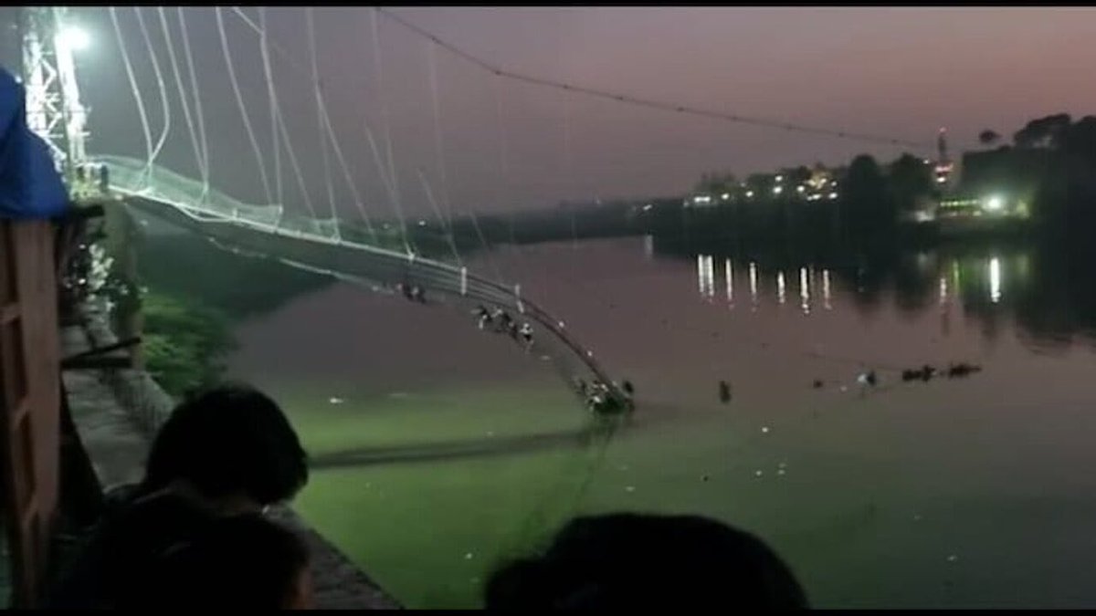 TV2000it's tweet photo. 🔴+++ #India, crolla un ponte pedonale, centinaia di persone cadono nel fiume: oltre 70 vittime (bilancio provvisorio), anche bambini
Sospeso sul fiume #Machchu a #Morbi, stato di #Gujarat, era attraversato da 400 persone
Riaperto da poco dopo 7 mesi di riparazioni
#30ottobre https://t.co/AFAq8DE2zH