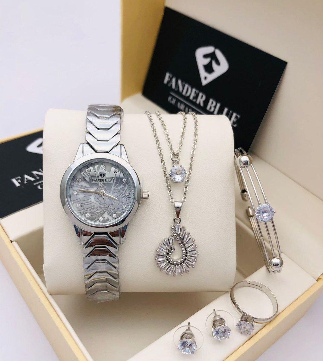 🌟🌟عروضنا الجديده 🌟🌟
   *طقم نسائي ماركة فندربلو* 
      مكونه من 
-ساعة ماركة فندربلو نسائي شكل قدشي الحصري 🎉🎉
- طقم سلسال مع حلق  💎💎
-اسواره مع خاتم 💍💍
مع كرت ضمان لمدة سنه 💳
مع علبه        🎁

(الريـــــــــــــــــــاض)

السعر: 850 ريال