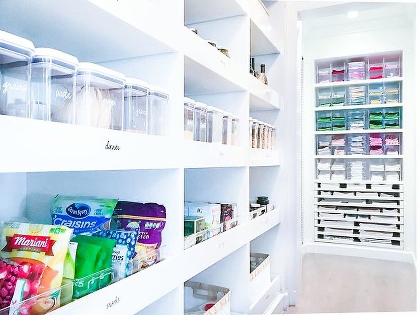 Grabbing recipe ingredients and table linens at the same time? A dinner host dream come true ✨🌈