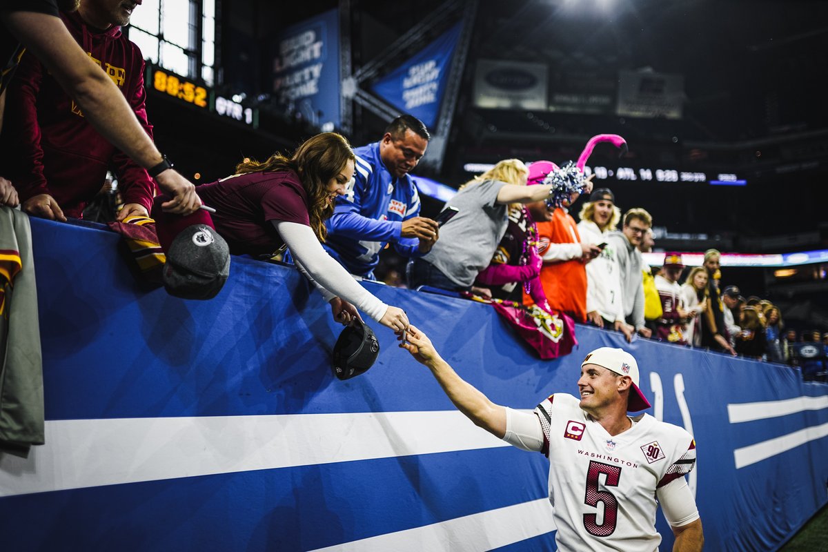 Commanders's tweet image. Big time fan love pregame 💛