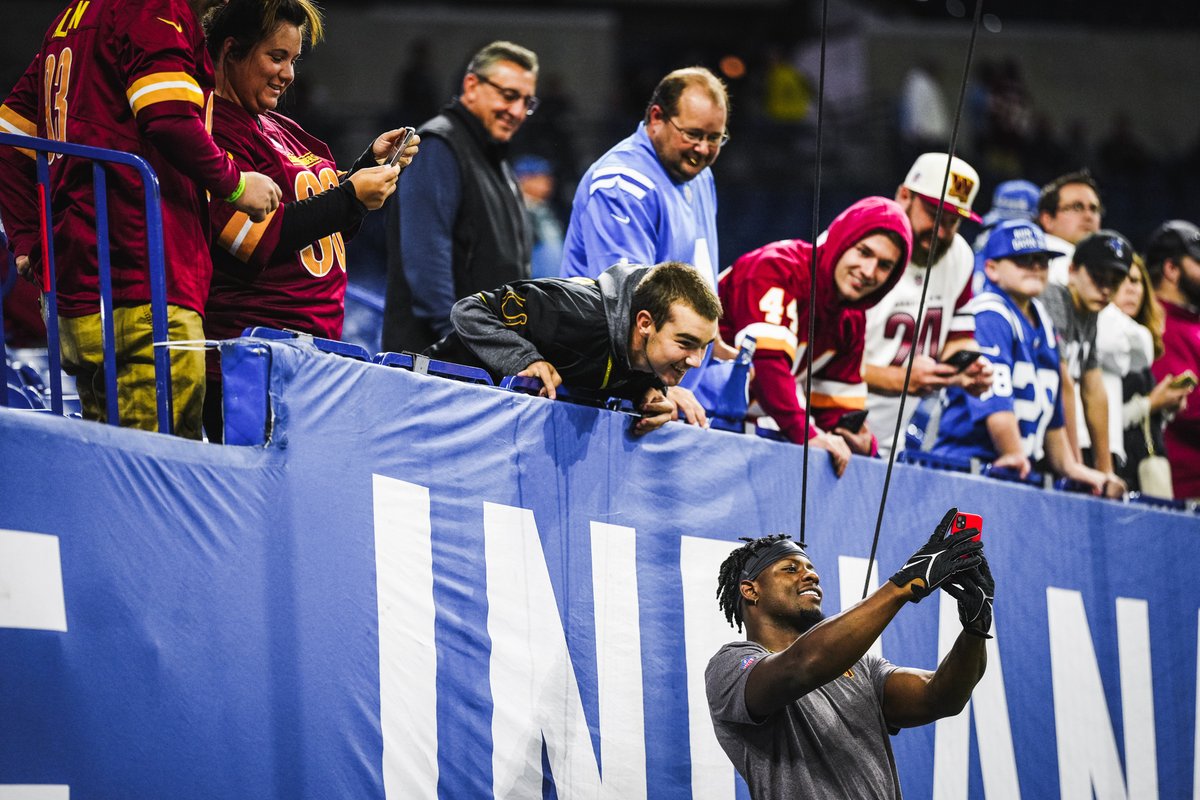 Commanders's tweet image. Big time fan love pregame 💛