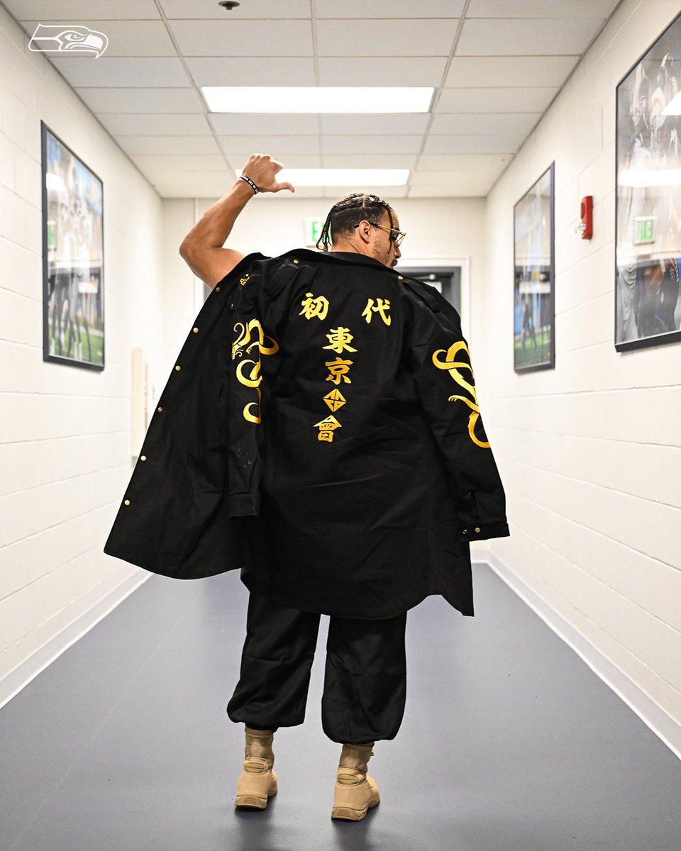 Seahawks's tweet photo. Invincible Travis. 💪 https://t.co/wPiqCT5hJp