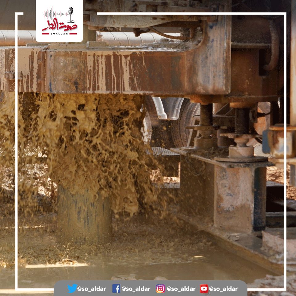 So_Aldar's tweet photo. 📸 || صور || #العراق .. المزارعون يلجأون إلى حفر الآبار واستخراج المياه الجوفية من الأرض ليجدوا ما يروون به محاصيلهم في ظل موجة جفاف هي الأسوأ منذ 92 عاماً
#صوت_الدار  |  #صوت_كل_الأوطان https://t.co/kVtc4ufdEy