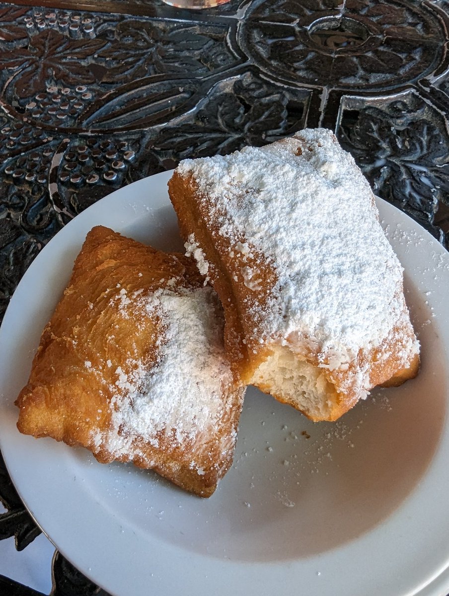 lilieque's tweet photo. free beignets.  cause I'm a single diner.  I'll take it!  😂 https://t.co/crdSwDiS6B