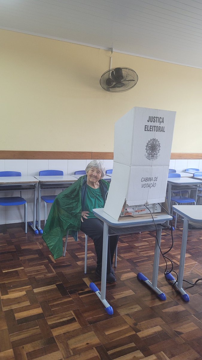 Dona Julia, 94 anos dando exemplo de cidadania...