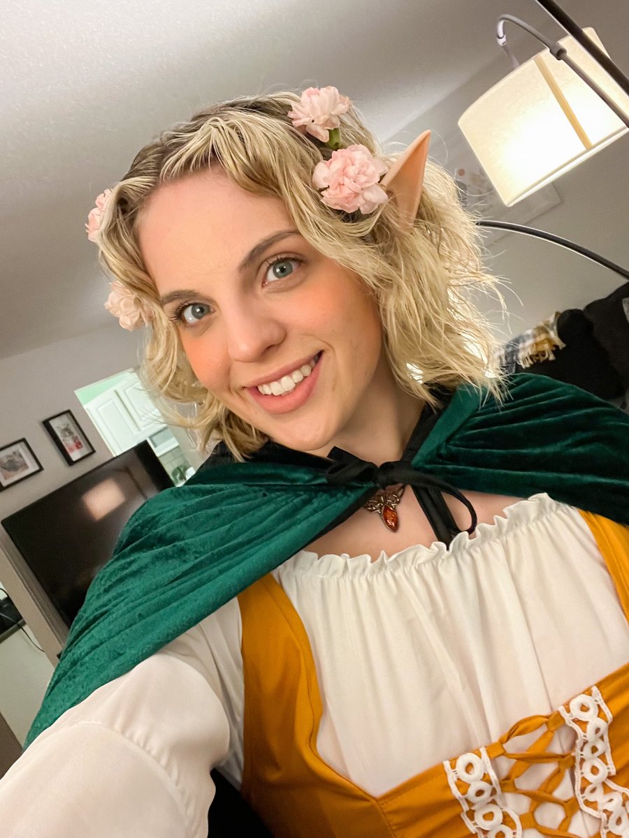 BigSniffster's tweet photo. Hobbits for a day 🌼 #Halloween2022 #hobbits #Halloween #lotr https://t.co/IxzIa4puYZ