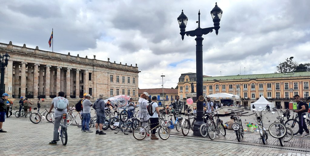 GuerreraCasas's tweet photo. Bogotá en domingo es toda una aventura #ciclovia #ARTBO2022 #opensanfelipe #espaciopúblico #bicicletas #arte #familia #Halloween https://t.co/qxUjMGo9Of