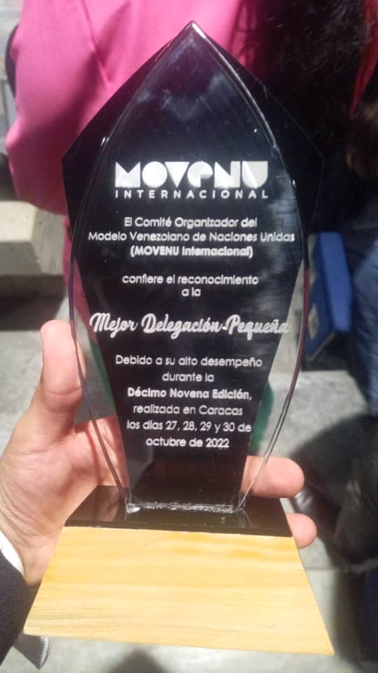 MBorsegui's tweet photo. No me cabe el orgullo en el pecho al ver a uesebistas logrando grandes objetivos en sus distintos espacios.

Felicidades a @USBLAMUN por recibir el premio a Mejor Delegación Pequeña en esta edición de MOVENU.

¡De la Simon por Venezuela! https://t.co/UlRjWGQ0yw