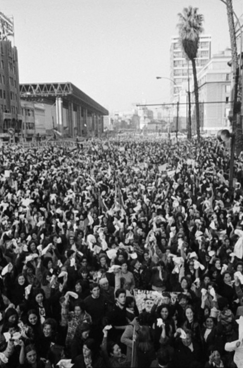 desde_1965's tweet photo. Marcha contra el gobierno de Allende en septiembre de 1973. Foto de Chas Gerretsen. https://t.co/BZIMUZEaLe