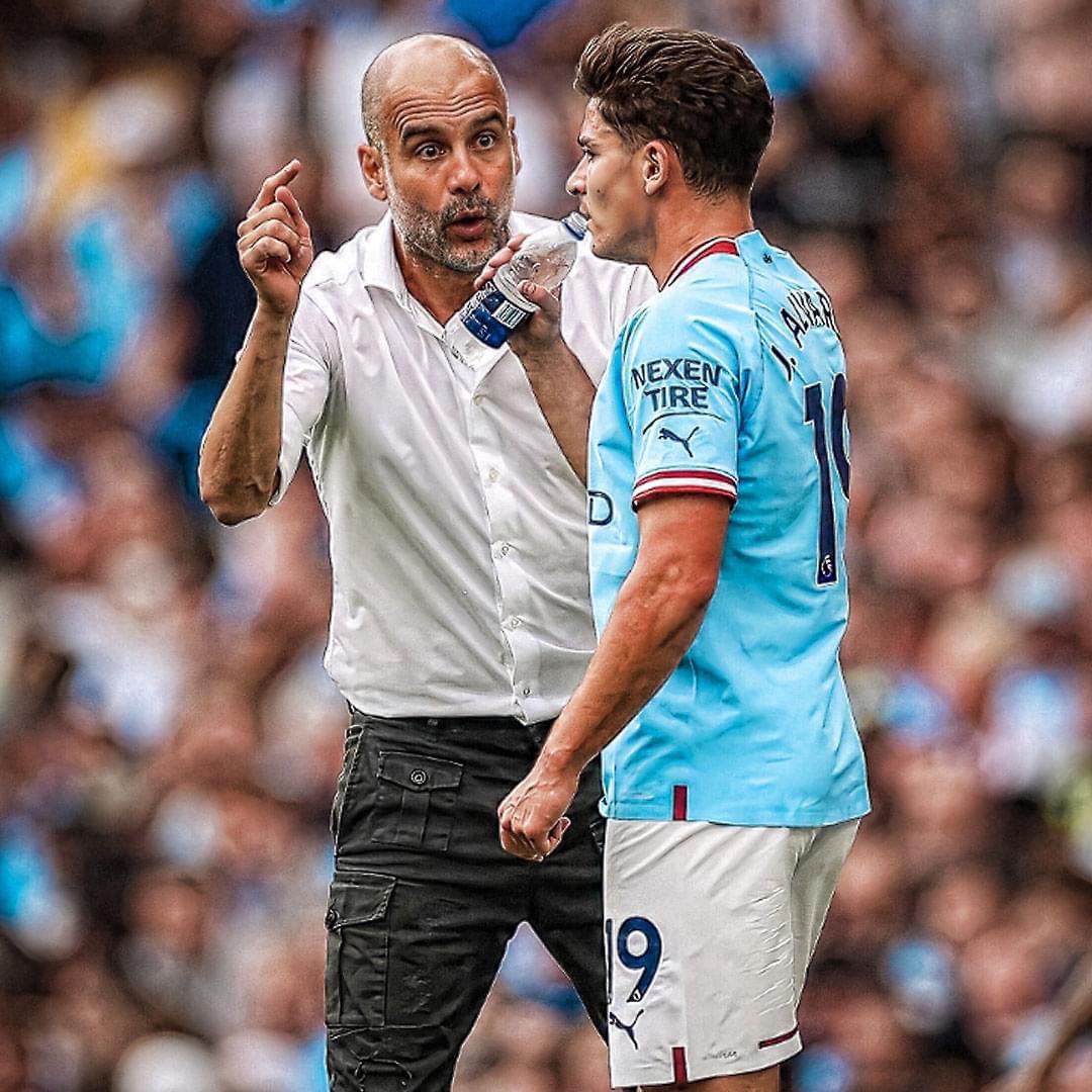 AtaqueFutbolero's tweet photo. “En uno de mis primeros días en el City, los portugueses, Rodri y Pep empezaron a debatir en el vestuario quién iba a ganar el Mundial. Que Portugal, que Francia... Yo estaba escuchando callado. Y Pep dice: ‘¿Saben quién tiene más chances?’ Y me señaló a mí”.

🗣️ Julián Álvarez. https://t.co/FCDPXJUaKA