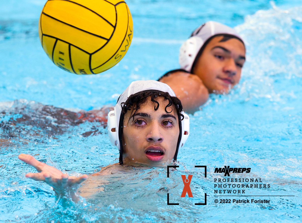 SnapPicsSA's tweet image. MaxPreps photographs Boerne-Champion vs Harlingen South UIL 6A Region 4 Semifinal. All images can be seen here: maxpreps.com/photography/ga…