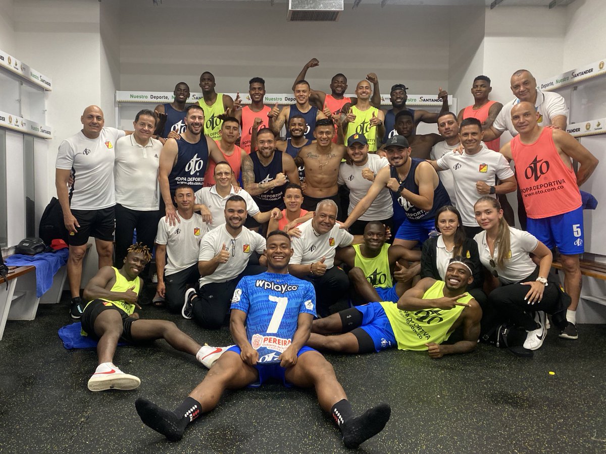 DeporPereiraFC's tweet photo. •Por nuestros hinchas, nuestras familias, nuestros compañeros,  nuestra ciudad ¡NOS METIMOS EN LOS 8 FAMILIA! ❤️💛• 
 
#JuntosConstruimosElGrandeMatecaña https://t.co/LYSsRJMd8n