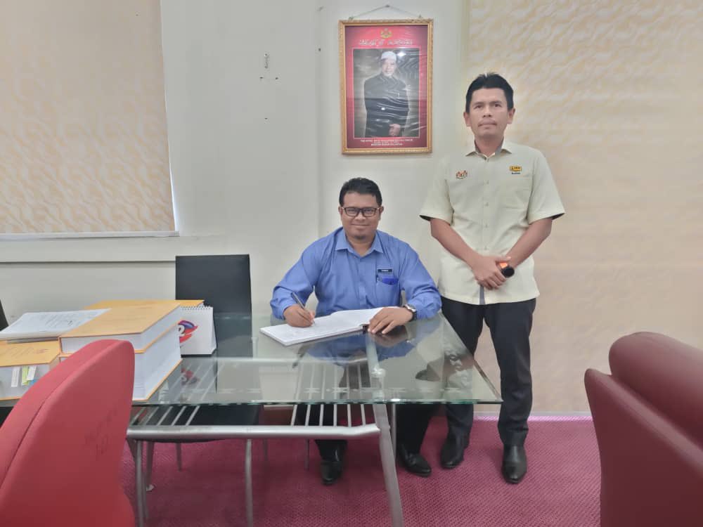 JKR Kuala Krai (@jkrkualakrai) on Twitter photo Kunjungan hormat daripada En. Ahmad Fairuz Bin Awang Noh selaku Jurutera Jajahan JPS Kuala Krai ke Pejabat JKR Jajahan Kuala Krai.
<a href="/JKRMalaysia/">JKR Malaysia</a> <a href="/JKRKelantan/">ᴊᴋʀ ɴᴇɢᴇʀɪ ᴋᴇʟᴀɴᴛᴀɴ</a> <a href="/IrMohdSuhaili/">Mohd Suhaili Ismail</a> <a href="/ir_Hafifi/">Hafifi</a> Kunjungan hormat daripada En. Ahmad Fairuz Bin Awang Noh selaku Jurutera Jajahan JPS Kuala Krai ke Pejabat JKR Jajahan Kuala Krai.
<a href="/JKRMalaysia/">JKR Malaysia</a> <a href="/JKRKelantan/">ᴊᴋʀ ɴᴇɢᴇʀɪ ᴋᴇʟᴀɴᴛᴀɴ</a> <a href="/IrMohdSuhaili/">Mohd Suhaili Ismail</a> <a href="/ir_Hafifi/">Hafifi</a>