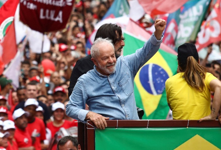 MsvSucre's tweet photo. #30deOct ☝🏻🗣️Alerta, alerta, alerta que camina, la espada de Bolívar por América latina☝🏻Felicidades al pueblo valiente de Brasil 🇧🇷 por haber escogido estar del lado correcto de la historia 🟨🟦🟥✌🏻🇻🇪 #PuebloResistenteYValiente  #LulaPresidente2022 https://t.co/vWSC0uhavD