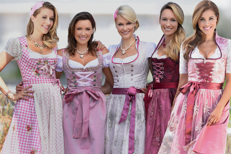dhk_sv's tweet photo. #Curiosidades #OktoberfestElOriginal 
El #dirndl es el traje típico bávaro y por lo tanto el atuendo del #Oktoberfest para las mujeres
Esta compuesto por una blusa blanco, un corpiño, falda y un delantal. 
Ahora lo más interesante del delantal es el lazo.
¿Quién sabe por qué? https://t.co/T6ky6K3DBa