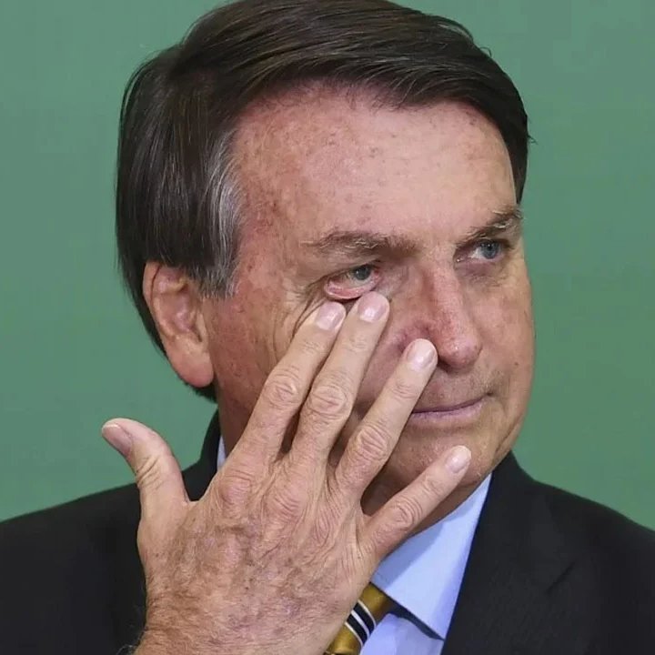 sboficial's tweet photo. Após a vitória de Lula, Bolsonaro se isola completamente e não aceita receber visitas de ninguém, afirma O Globo. #Eleicoes2022 https://t.co/EkXukMh4Ib