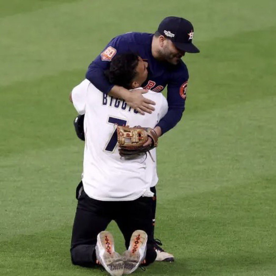 zadelstein's tweet photo. Altuve is on a 4 game hitting streak since he got the hug https://t.co/ngXK1Q8ZC4