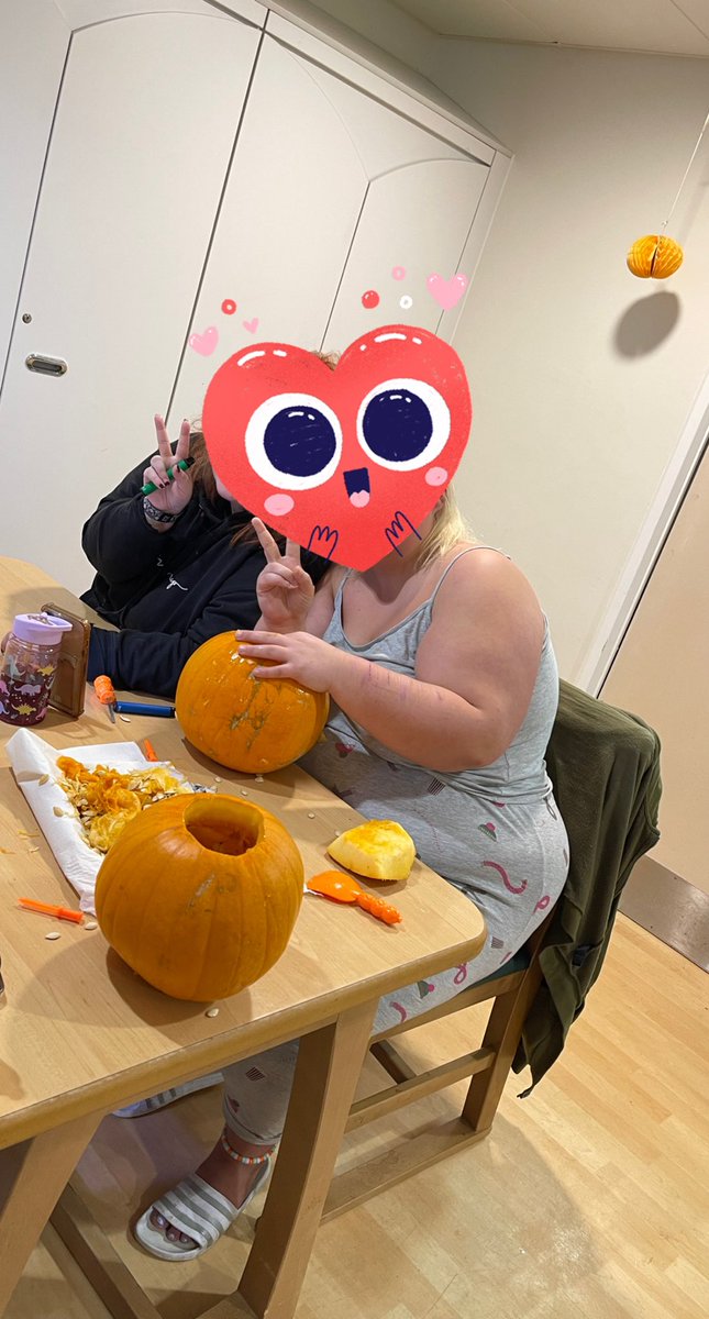 clairwardle7582's tweet photo. Weekend filled with pumpkin carving #oakward  @mikeos75 @Martine_gmmh https://t.co/iXc9NnNyAk