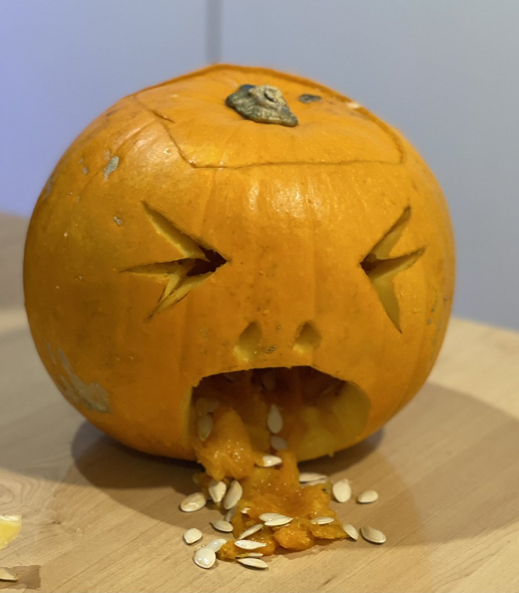 clairwardle7582's tweet photo. Weekend filled with pumpkin carving #oakward  @mikeos75 @Martine_gmmh https://t.co/iXc9NnNyAk