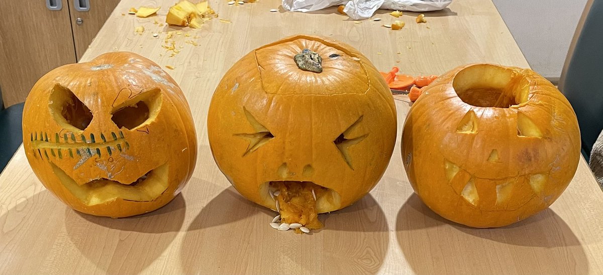 clairwardle7582's tweet photo. Weekend filled with pumpkin carving #oakward  @mikeos75 @Martine_gmmh https://t.co/iXc9NnNyAk