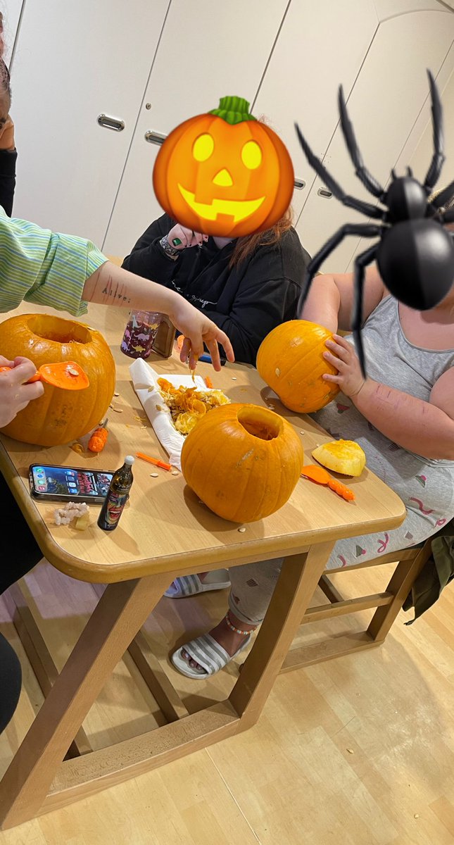 clairwardle7582's tweet photo. Weekend filled with pumpkin carving #oakward  @mikeos75 @Martine_gmmh https://t.co/iXc9NnNyAk