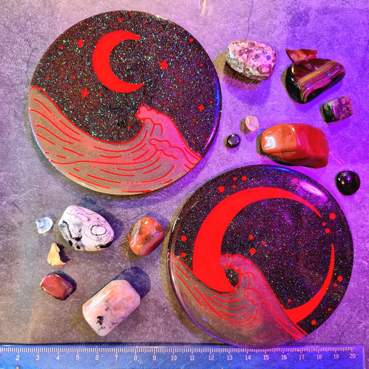 Good evening #Shopindie! Glad I could just make it 😊 How gorgeous are these new product photos for the blood moon at sea coaster sets?
etsy.com/uk/listing/919…