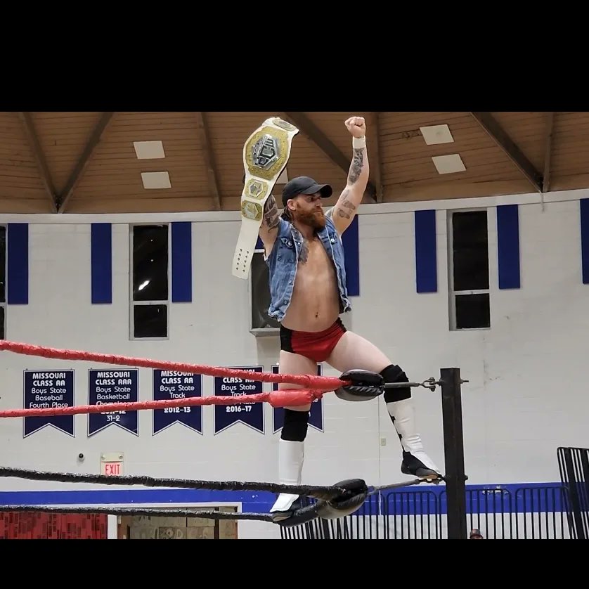JoeyORiley11's tweet photo. #irunthis #lowlife @CCWrestling573 #champion https://t.co/DwAfkmSKRG