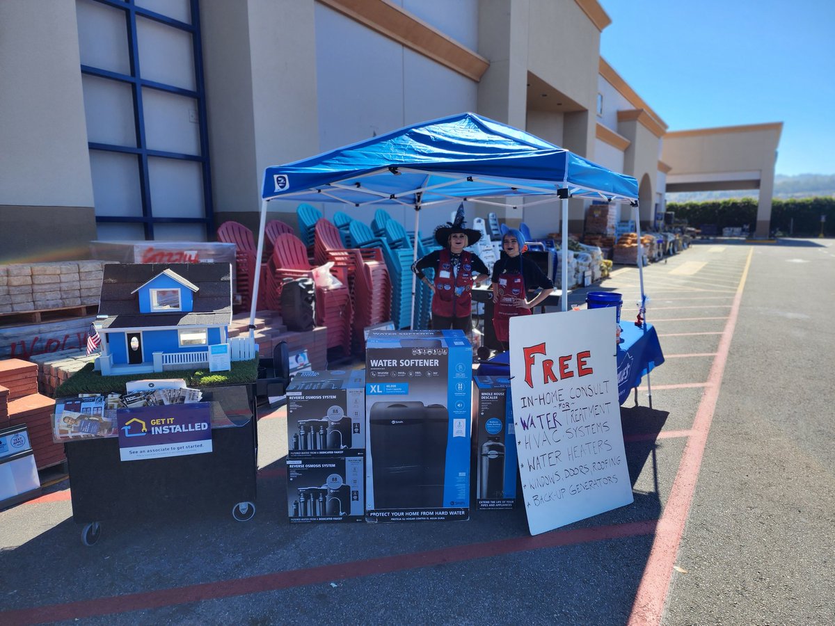 Lowes2268's tweet photo. Beverly and Asia with 4 Leads already! Happy Halloween! https://t.co/ePEA9553kP