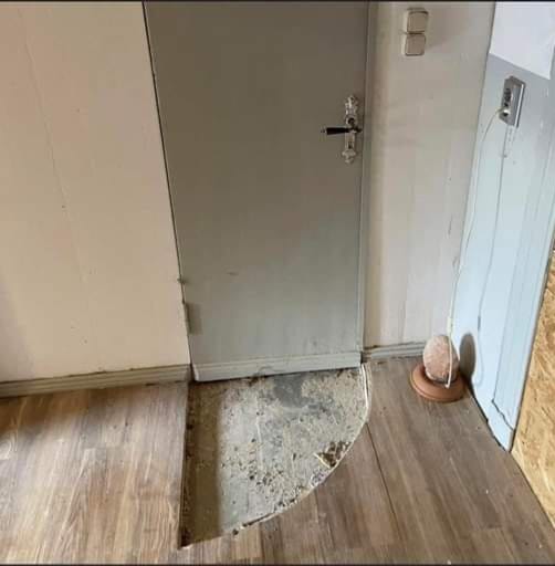 CCtheRealtor's tweet image. You walk in the front door and see this. Do you:

A: Run away
or
B: Make an offer