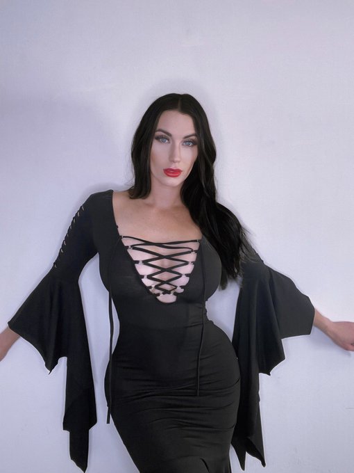 Morticia ? https://t.co/5Fq8FrEfKs
