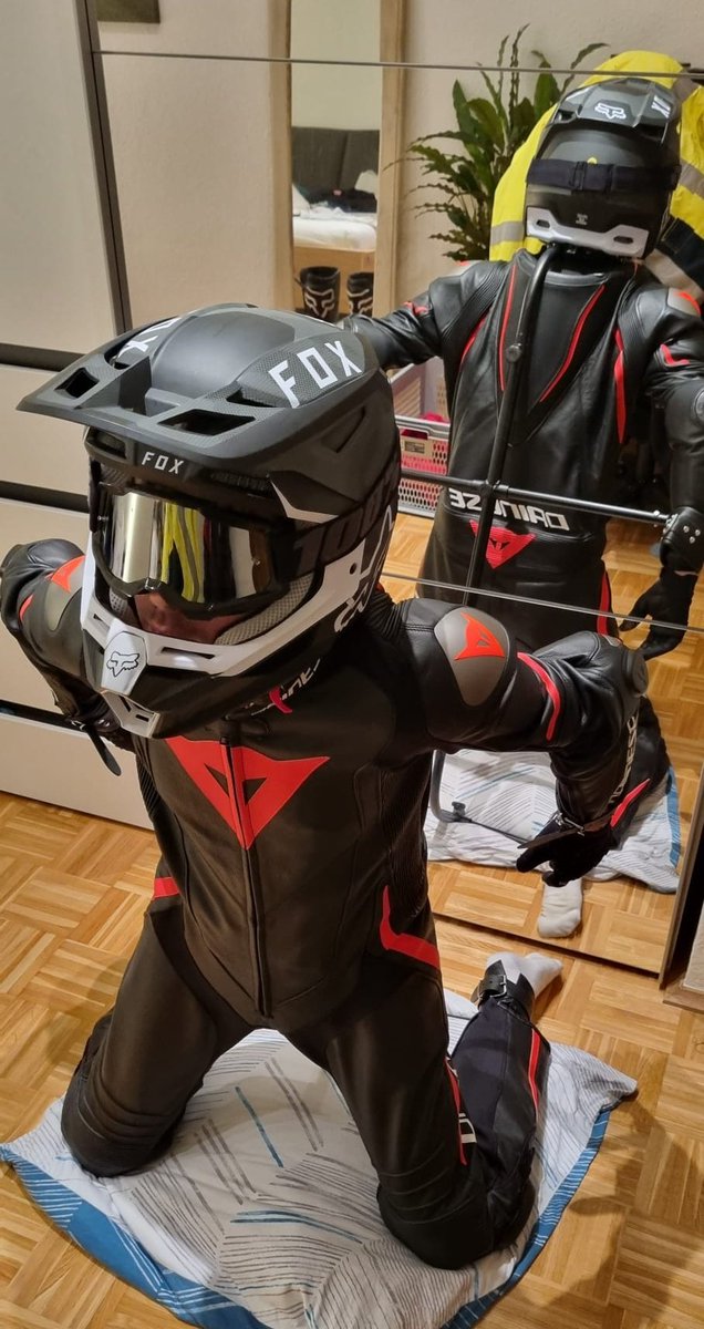 darkmx_flux's tweet photo. Gefangen in der Lederkombi von @Redmx8
Für mich als gefangener Biker, keine Möglichkeit zur Bewegung 🥵 https://t.co/QQNOQ43JbP