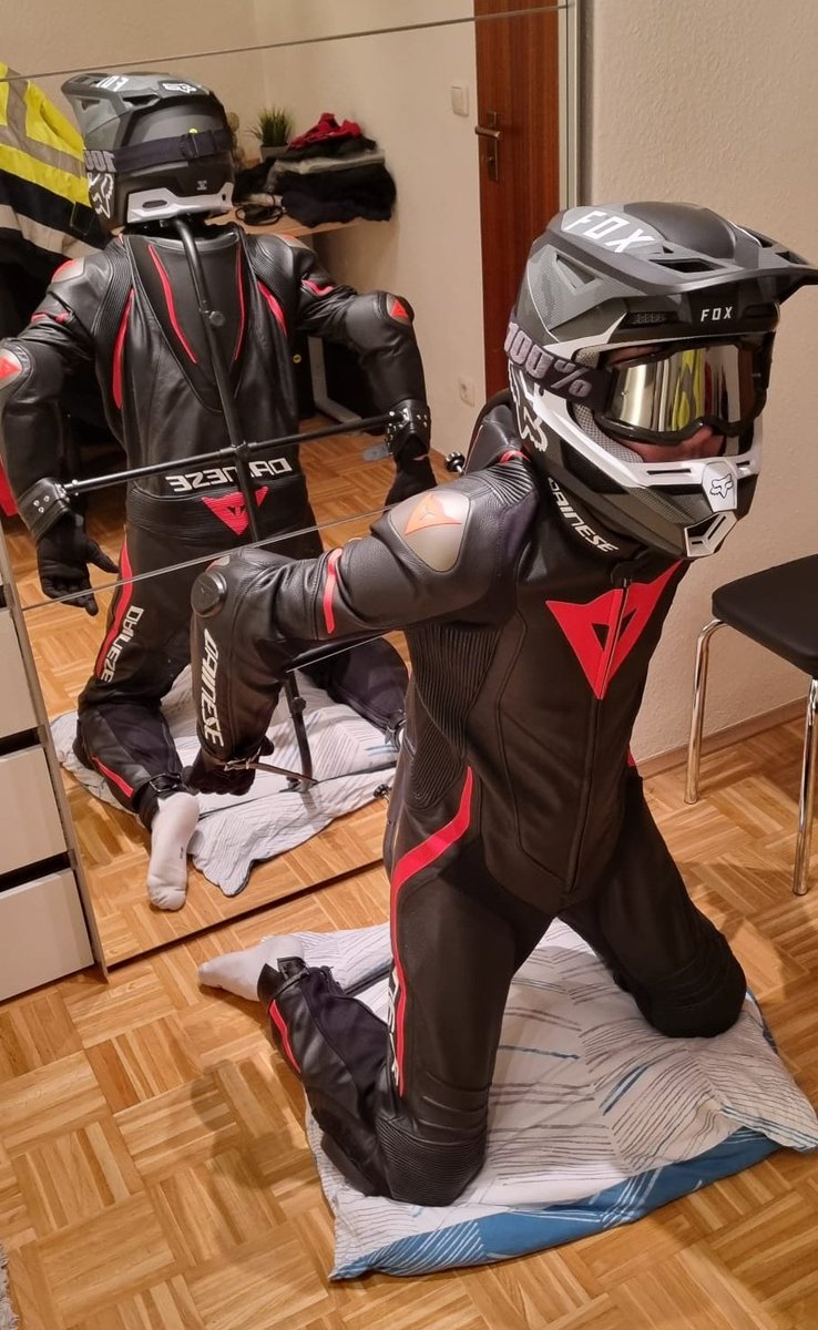 darkmx_flux's tweet photo. Gefangen in der Lederkombi von @Redmx8
Für mich als gefangener Biker, keine Möglichkeit zur Bewegung 🥵 https://t.co/QQNOQ43JbP