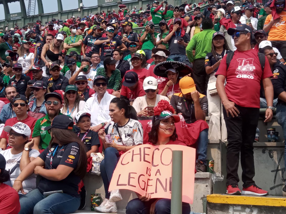 elcrackletter's tweet photo. Empieza a caer la temperatura en la pista #mexicogp60 🏎🏎🏎 con probabilidad de 🌧.

Reportan que el neumático derecho de Checo tiene problemas.

Estamos en la Lap 23|71🙌🙌🙌pierde velocidad de Verstappen.

Checo a 4 segundos de Verstappen. https://t.co/X0jX6vgsik