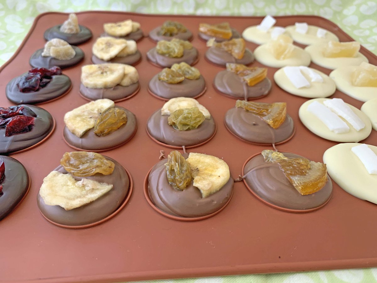 Lilypadbakery's tweet photo. Giant Belgian chocolate buttons loaded with tasty treats
Shop online here: https://t.co/vFCsHn1Kbk
#chocolatebuttons #belgianchocolate #handmade #chocolate #christmas #stockingfiller #secretsanta https://t.co/mkjedYvaKN