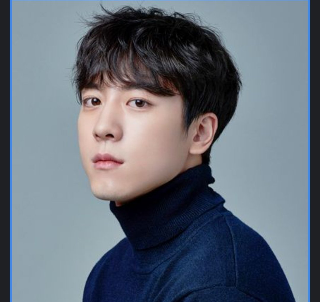 JiniChannel's tweet photo. #Itaewon Los medios informan que el actor Yoon Hong Bin justo estuvo en la zona del desastre y realizó maniobras de RCP a una persona durante 20 minutos, aunque lamentablemente la persona murió. Según la prensa, Yoon había subido a sus redes el relato de su experiencia ⬇️ https://t.co/zq6opZiwSi