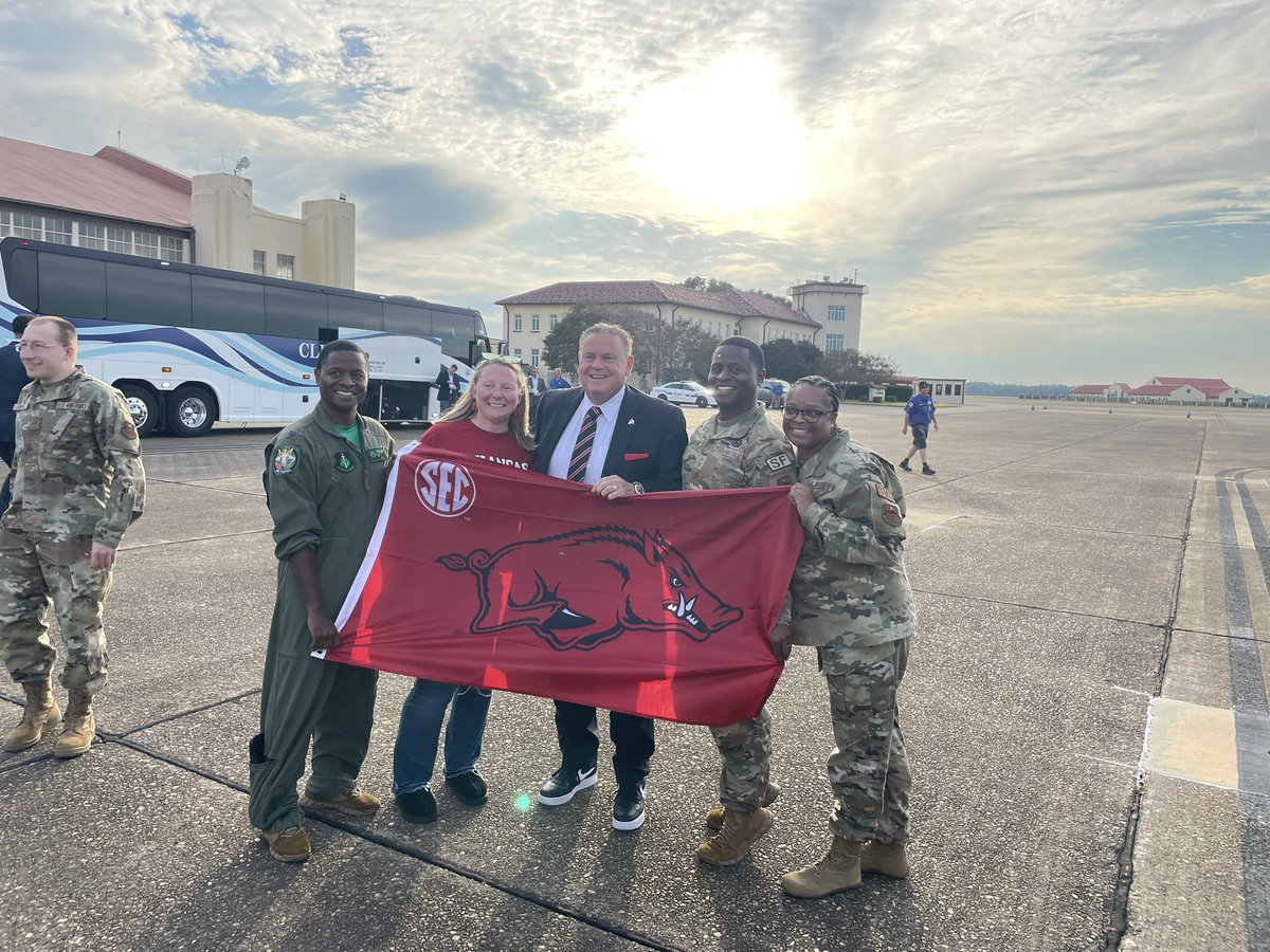 kerryquick99's tweet photo. @CoachSamPittman Thanks for taking the time Friday to snap a pic with us when y’all landed for the Auburn game. We’re from Arkansas and appreciate everything you are doing for our ball team and more importantly what you’re doing for those young men. #woopig @gerryquick https://t.co/zaCHtIBzRX