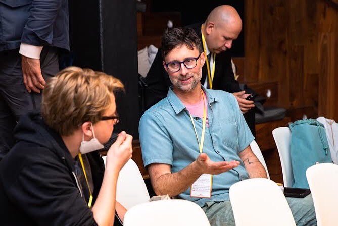 Stareable tweet media