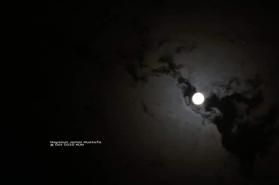 قمر المخيم،  يُطل من المنفى مغردا لحنه الشجي،  يختلس النظر إلى اللاجئين ويودعهم بعد ليلة طويلة من العناق، وهو يحمل آمانيهم وأحلامهم معه التي حمّلوه إياها، عله يأتي في اليوم القادم مع أمل جديد. 

#ميسون_جمال_مصطفى