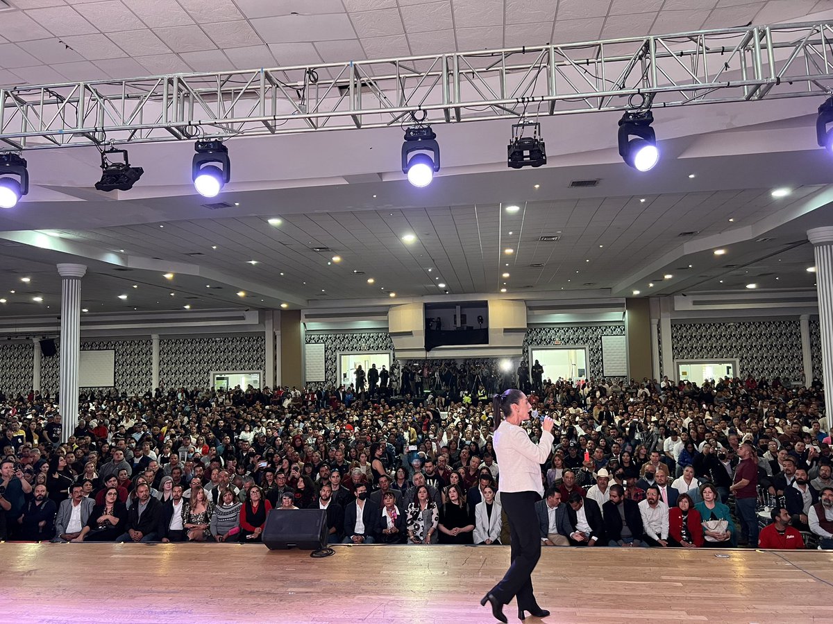 Claudiashein's tweet photo. Ante cerca de 10 mil juarenses y de otros municipios de Chihuahua, con el alcalde @CruzPerzCuellar hablamos sobre experiencias de Gobierno, y la Austeridad Republicana, herencia de Benito Juárez. 

¡Muchas gracias a la heroica Ciudad Juárez! https://t.co/sIuS9Oj1F7