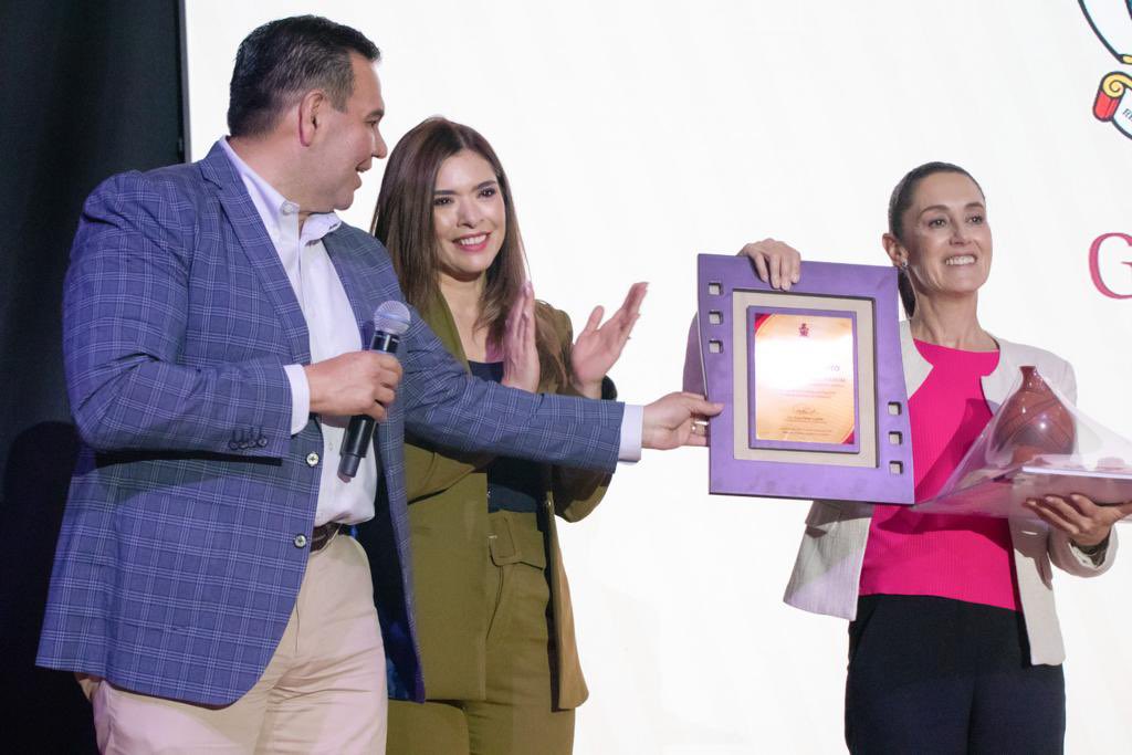 Claudiashein's tweet photo. Ante cerca de 10 mil juarenses y de otros municipios de Chihuahua, con el alcalde @CruzPerzCuellar hablamos sobre experiencias de Gobierno, y la Austeridad Republicana, herencia de Benito Juárez. 

¡Muchas gracias a la heroica Ciudad Juárez! https://t.co/sIuS9Oj1F7