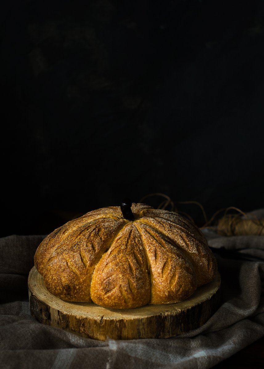 Pan de calabaza Después de ver estos últimos años por estas fechas panes simulando una calabaza, no he podido resistirme. No soy muy de Halloween, pero si de hacer panes, y como el fin de semana toca hacer pan y en el congelador tenía calabaza cocida.....