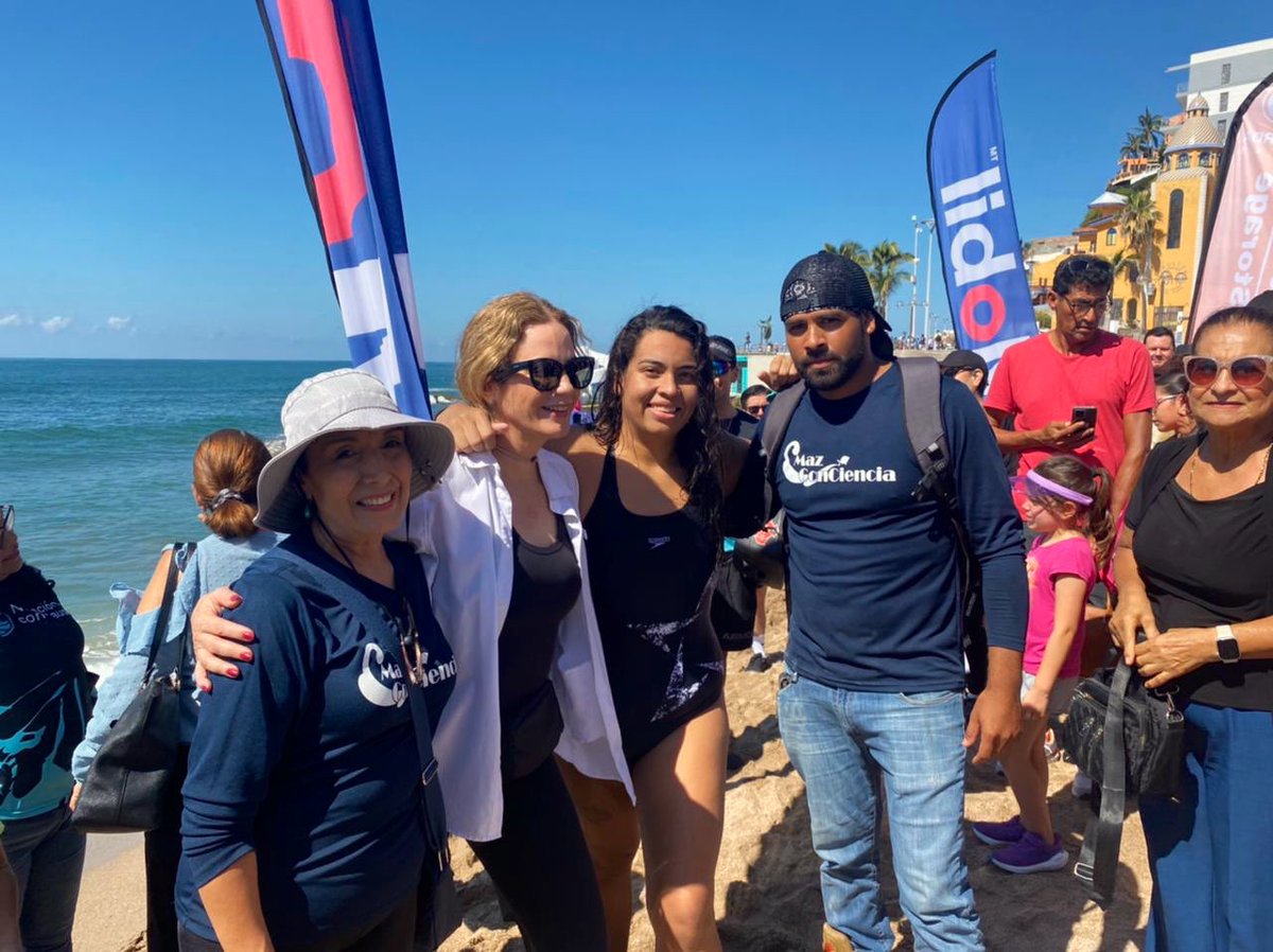 Skarlett Villanueva nado hoy 15 kilómetros a mar abierto en un tiempo de 5 horas y 30 minutos de playa brujas a Olas Altas en un esfuerzo por crear conciencia sobre el cuidado de nuestras 3 islas. <a href="/MazConCiencia/">MazConCiencia</a> estuvimos con ella y limpiamos la playa a donde llego en su honor.