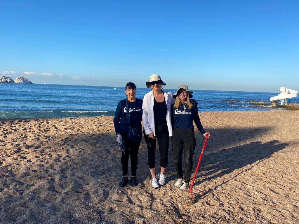 Maestherjuarez's tweet photo. Skarlett Villanueva nado hoy 15 kilómetros a mar abierto en un tiempo de 5 horas y 30 minutos de playa brujas a Olas Altas en un esfuerzo por crear conciencia sobre el cuidado de nuestras 3 islas. @MazConCiencia estuvimos con ella y limpiamos la playa a donde llego en su honor. https://t.co/dD5PSk5a6r