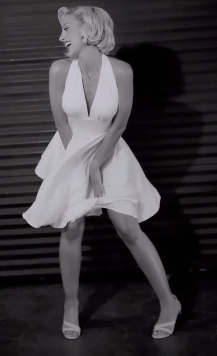 مودل روز تتنكر على هيئة مارلين مونرو بمناسبة الهالوين.