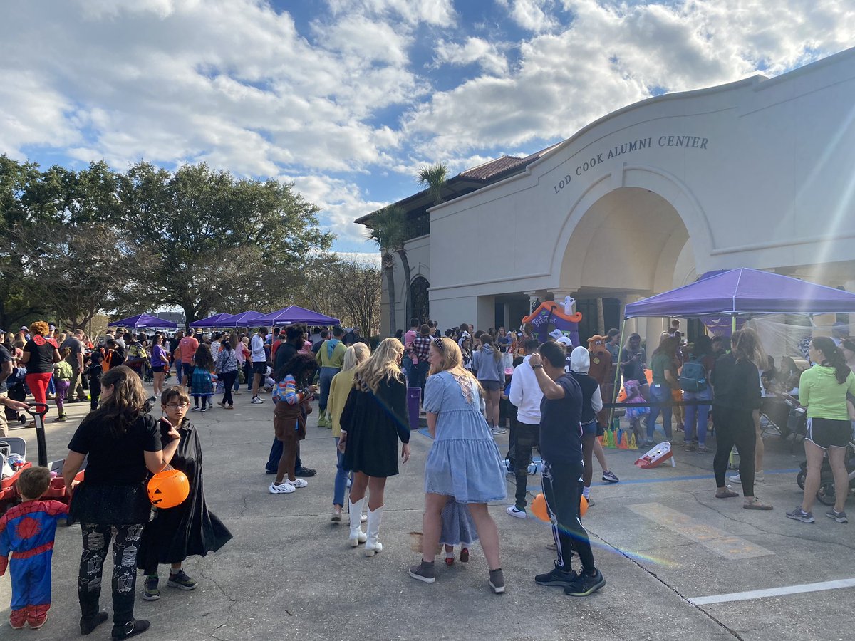 PREAUX_FISH's tweet photo. Kiddos having fun early trick-or-treating on @lsu sorority row - lots of games and candy until 5pm #GeauxTigers #GetCandy https://t.co/B6ambeIEHP