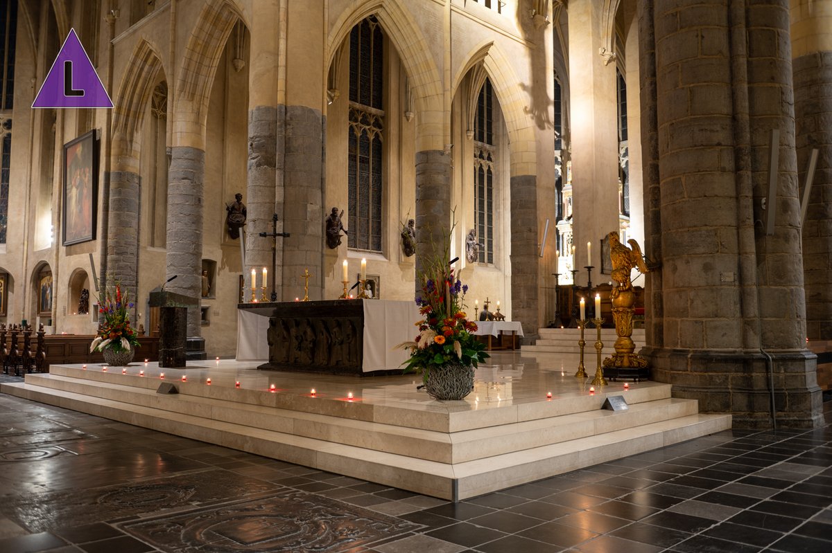 deltalimburg's tweet photo. De #sintchristoffelkathedraal in @BisdomRoermond bij sfeervol kaarslicht tijdens een speciale avondopenstelling. https://t.co/SBRU2QaKRP