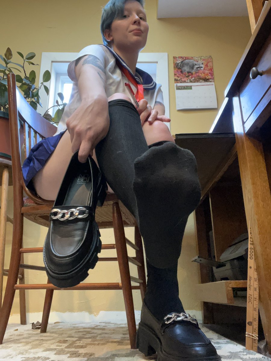 sophtheruler's tweet photo. POV: your classmate is only interested in you if you can be a good living insole during the school day.

#sizetwitter #shoeslave #TOMBOY #Giantess #FOOTFETİSH #footworshi̇p #femdom https://t.co/mCSrCvbOPw