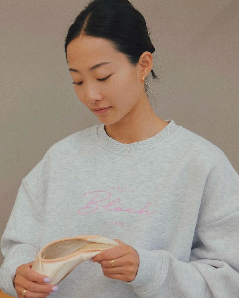 Who else is prepping pointe shoes this weekend?🩰 

WanTing is staying cosy in BLOCH Off-Duty whilst she does hers🥰

Find your Autumn/Winter must-haves here: ow.ly/H5lE50LklCb

#PointeShoes #Ballet #Loungewear