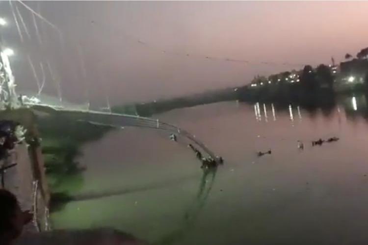 SPSRPA's tweet photo. Heritage Bridge collapse in Morbi Gujarat. Mr. Modi now what? Can’t you notice this corrupted system who took lives of the innocent citizens. #GujaratElections2022 https://t.co/AZ4yFeIbUK
