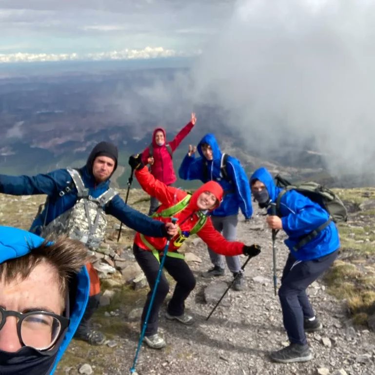 EfItaca's tweet photo. Nuestros alumn@s de 1º del grado Medio "Guía en el medio natural y de tiempo libre" se han unido hoy a los del ÍES Mar de Aragón (Caspe) para realizar  la ascensión al pico San Miguel (2315m), en el parque natural del Moncayo. @fp_aragon @iesitacazgz https://t.co/5muvvU5NMm